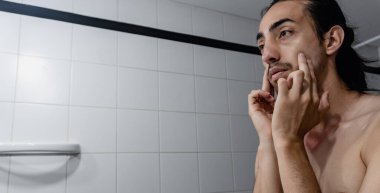 Yüzüne banyoda masaj yapan bir adamın panoramik resmi. Yüzünün derisini yüzerken.