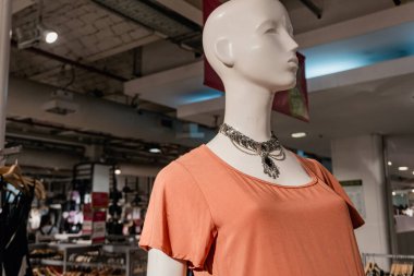 Buenos Aires 'te elbise satan dev bir mağazada yaz kıyafetleri ve aksesuarları olan bir kadının mankeni.