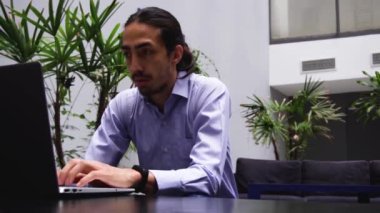 Uzman, uzun saçlı bir erkek bitkilerle aynı ortamda oturuyor. Bu da bilgisayardaki işini yapmasına yardımcı oluyor. Bağımsızlaştırma