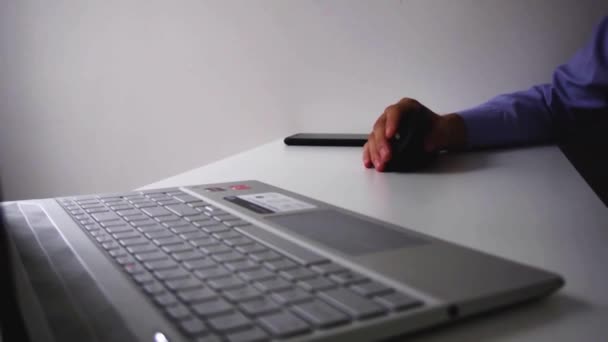 Verticale Muis Met Een Moderne Laptop Hand Van Een Man — Stockvideo