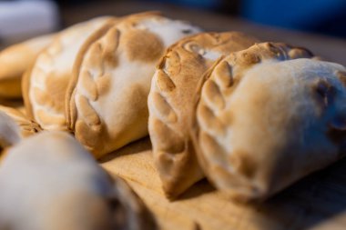 Tipik Arjantin empandalarının yakın plan fotoğrafı dramatik ışık, gece fotoğrafı