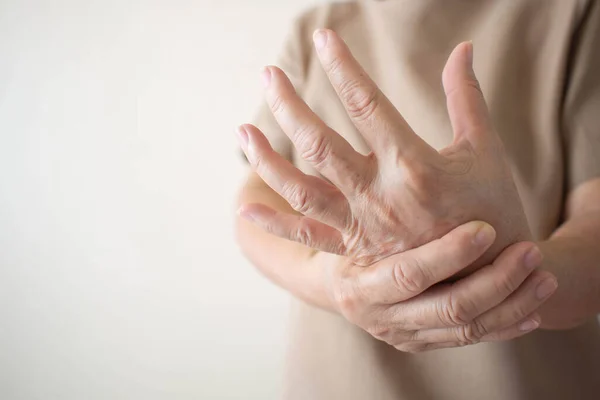 手の痛み しびれや弱さに苦しんでいる高齢女性 損傷の原因は 変形性関節症を含みます 関節リウマチ 末梢神経障害 ループスまたはレイノー現象 — ストック写真