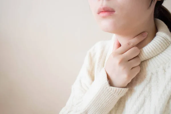 Sick Women Suffering Sore Throat Winter Season Causes Throat Pain — Stock Photo, Image