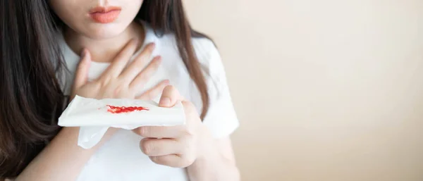 Mujer Tiene Tos Con Sangre Dolor Pecho Acercamiento Las Manos — Foto de Stock