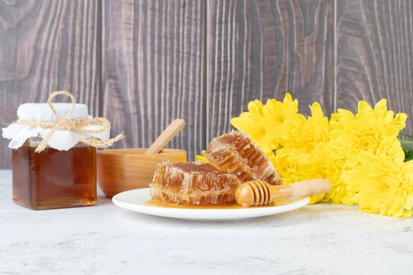 Fresh Honeycomb Honey Jar Dipper Wildflower White Table Set Honey — Stok Foto