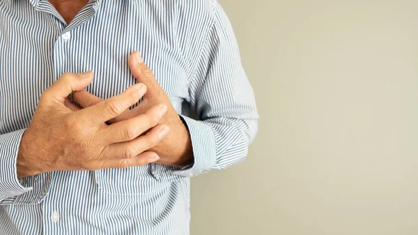 Herzinfarktprobleme Senior Leidet Unter Starken Brustschmerzen Warnzeichen Einer Instabilen Angina — Stockfoto