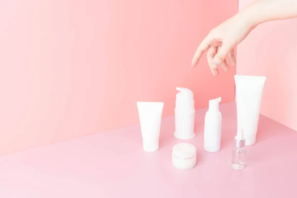Skincare Rutin Nők Kézzel Választotta Bőrápoló Termékek Egészséges Bőr Rózsaszín — Stock Fotó