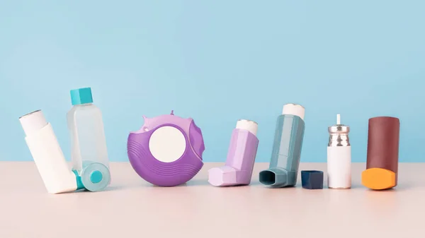 Set Astma Inhalatoren Voor Astmapatiënten Copd Patiënten Tafel Farmaceutisch Product — Stockfoto