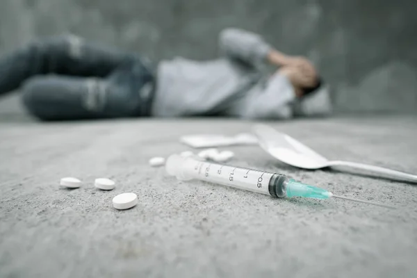 Drogenabhängigkeit Und Psychische Entzugserscheinungen Depressive Frau Liegt Nach Drogenkonsum Mit — Stockfoto