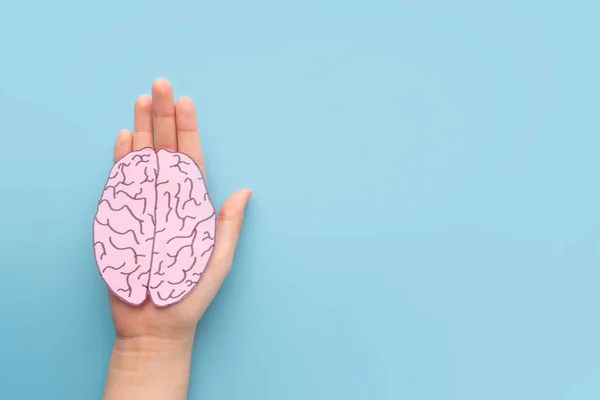 Manos Mujer Sosteniendo Forma Del Cerebro Humano Hechas Papel Sobre —  Fotos de Stock