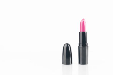 Siyah tüp içinde pembe ruj ve beyaz arka plan kapağı. Makyaj ve kozmetik konsepti. Boşluğu kopyala.