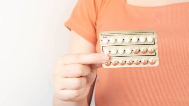 Doğum kontrol hapları tutan kadın elleri su topladı. Hamileliği önlemek ve PCOS, endometriyozis, amperoz veya sivilce gibi diğer tıbbi durumları tedavi etmek için kullanılan hormonlar. Jinekoloji konsepti.
