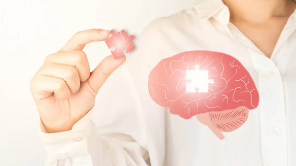 Mano Femenina Tratando Conectar Rompecabezas Perdido Del Cerebro Humano Idea —  Fotos de Stock