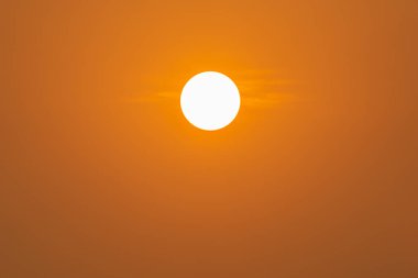 Güneş turuncu gökyüzünde doğa arka planında