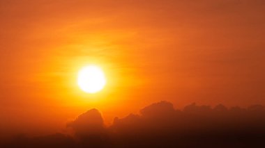 Parlak güneş ve bulutlu dramatik gökyüzü. Doğal gün doğumu veya günbatımı.
