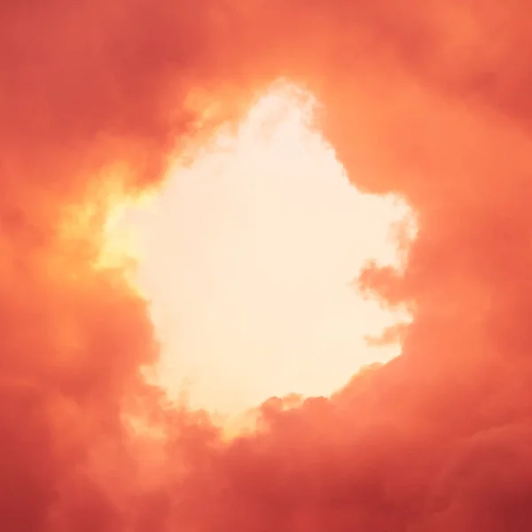 在蓬松的桃云中穿孔 为社交媒体提供抽象的自然奇幻背景 — 图库照片