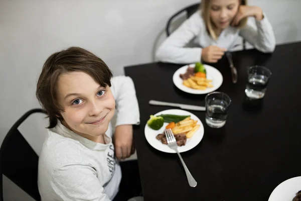 Fia Lánya Egészséges Steaket Zöldséget Esznek Asztalnál Stock Fotó