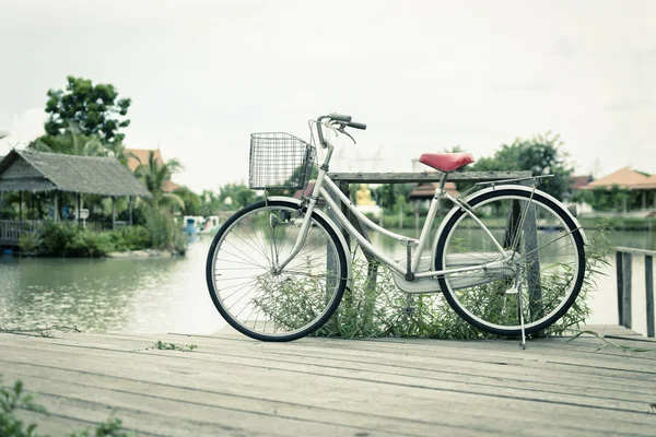庭の穏やかな風景と自転車。ビンテージ トーン — ストック写真