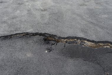Asfalt yüzeye zavallı inşaat nedeniyle yıkıldı.