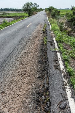 Asfalt yüzeye sokakta zavallı Tec. nedeniyle yıkıldı