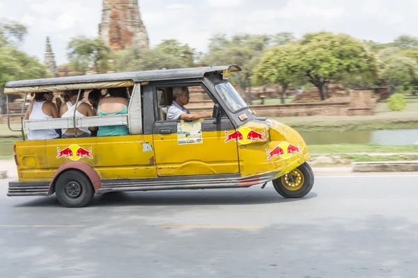 Tuk Tuk turister i ayutthaya — Stockfoto