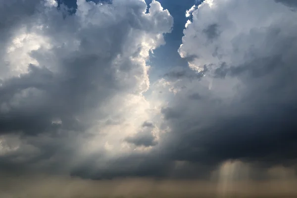 Licht scheint durch Gewitterwolken, bevor ein Sturm kommt. — Stockfoto