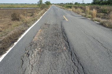 Asfalt yüzeye sokakta zavallı Tec. nedeniyle yıkıldı