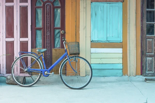 ビンテージの木造住宅の壁に自転車 — ストック写真