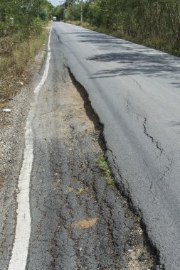 Asfalt yüzeye sokakta zavallı Tec. nedeniyle yıkıldı