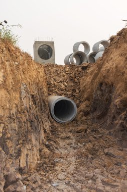 İnşaat alanında beton drenaj borusu.