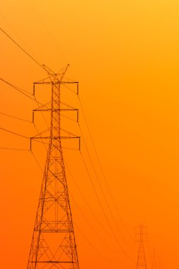 Yüksek gerilim elektrik iletim kulesi enerji pilon th karşı