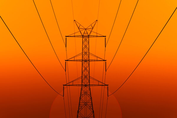 Высокое напряжение Электрическая башня передачи энергии Пилон против й
