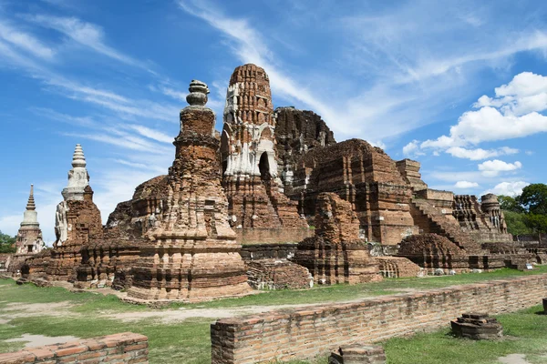 Krásná krajina obrázek s Wat Mahathat v Ayutthaya, Thaila — Stock fotografie