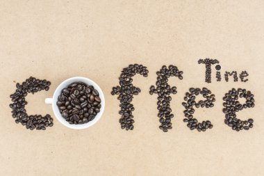 Kahve ve kahve çekirdeği bir ahşap masa arka planda