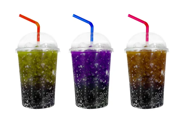 Лимон, Пурпурний і Cola соди з льоду в пластикових трава ізольованих o — стокове фото
