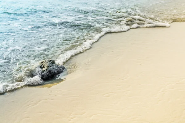 Παραλία με άμμο και το κύμα της θάλασσας — Φωτογραφία Αρχείου