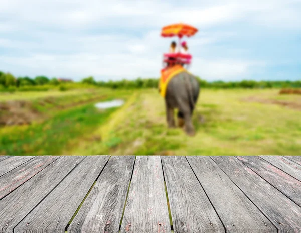 Fil üzerinde bulanık turistler üzerinde ahşap üstten görünüm binmek turizm — Stok fotoğraf