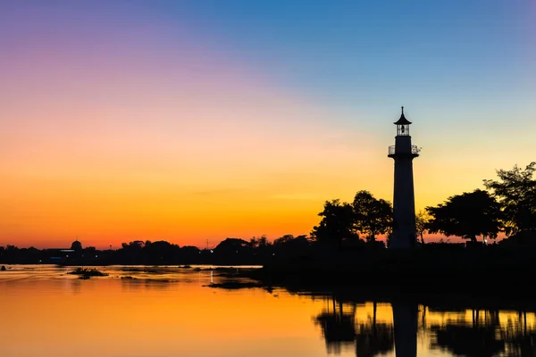 Colorido hermoso atardecer con la silueta del faro — Foto de Stock