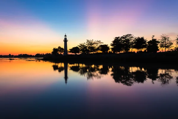 Colorido hermoso atardecer con la silueta del faro — Foto de Stock