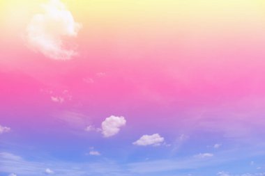 Uçsuz bucaksız mavi gökyüzünde renkli bulutlar