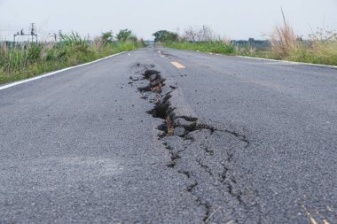 Caddedeki asfalt yüzeyi kötü inşaat nedeniyle yıkıldı.