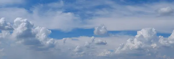 Облака Белая Мягкая Панорама Огромном Голубом Небе — стоковое фото