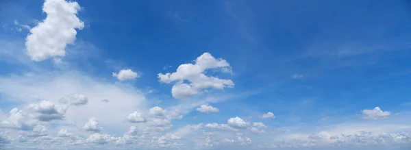 Σύννεφα Λευκό Μαλακό Πανόραμα Στο Απέραντο Γαλάζιο Του Ουρανού — Φωτογραφία Αρχείου