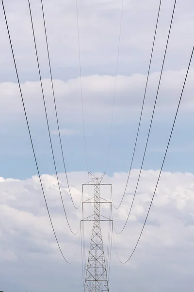 Spannung Hoher Pol Stromleitung — Stockfoto