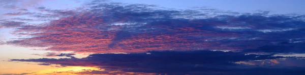 風景空の夕日美しい夏の大自然の日の出太陽の光背景パノラマ — ストック写真