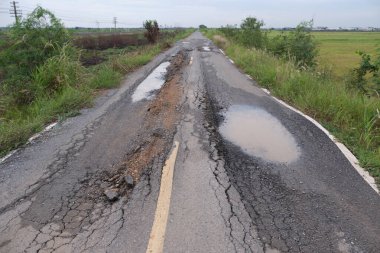 Caddedeki asfalt yüzeyi kötü inşaat nedeniyle yıkıldı.