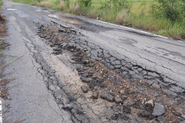 Caddedeki asfalt yüzeyi kötü inşaat nedeniyle yıkıldı.