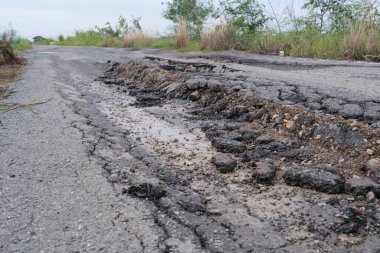 Caddedeki asfalt yüzeyi kötü inşaat nedeniyle yıkıldı.