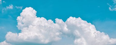 Gökyüzü mavi arkaplan manzarası, güzel beyaz, parlak hava ışığı yaz mevsimi