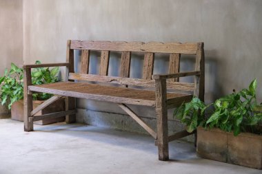 Binanın dışındaki ahşap banklar.